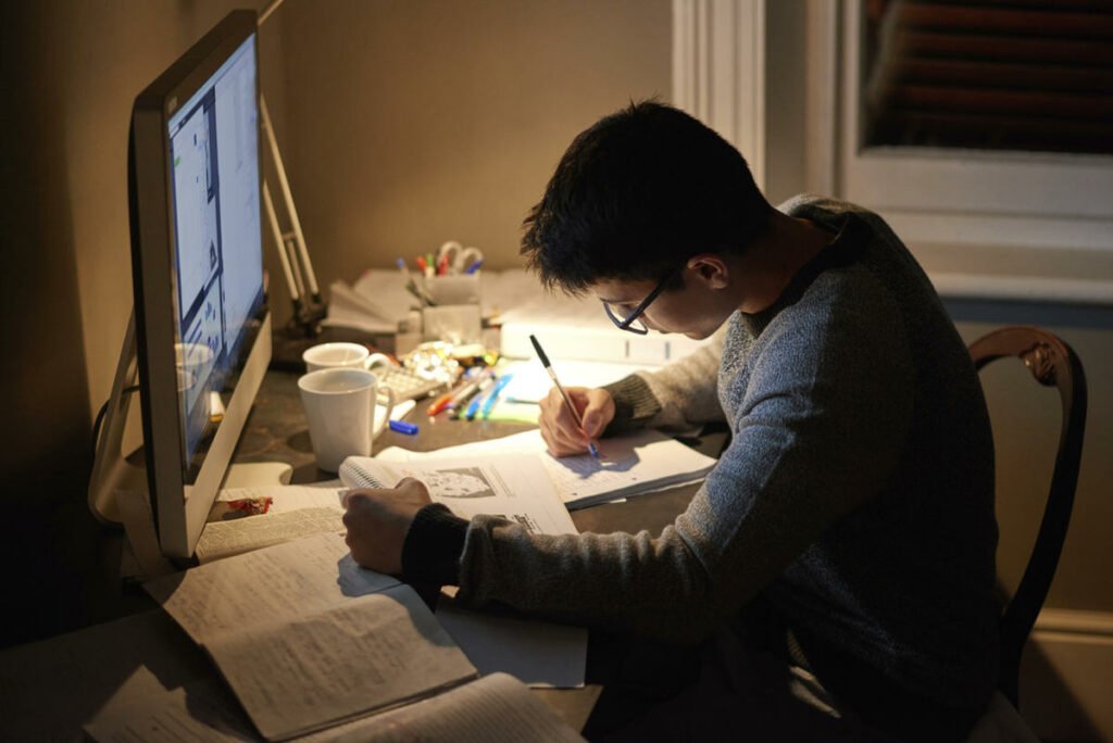 funcionário motivado estudando