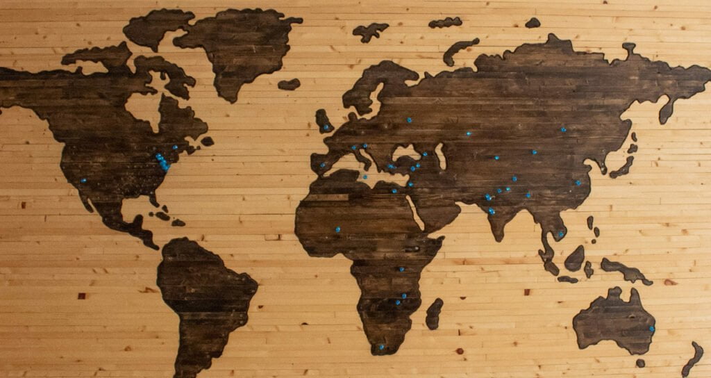 mapa mundi de madeira com a cobertura de cartão premiação 