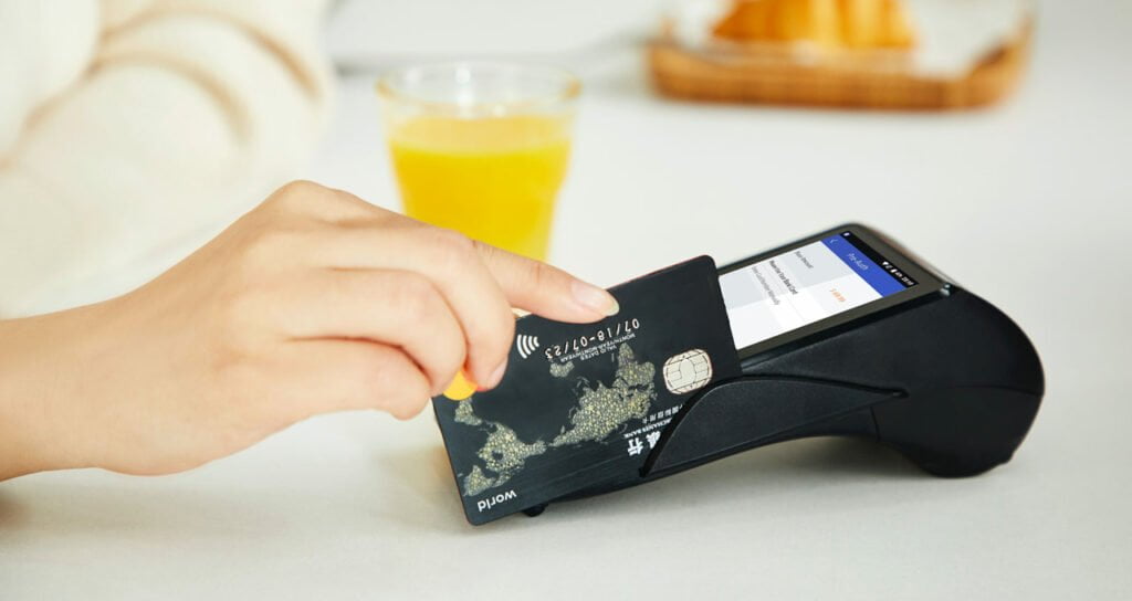 cartão premiação de crédito sendo utilizado em máquininha