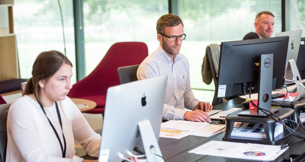 equipe de atendimento de empresa de cartão pré-pago