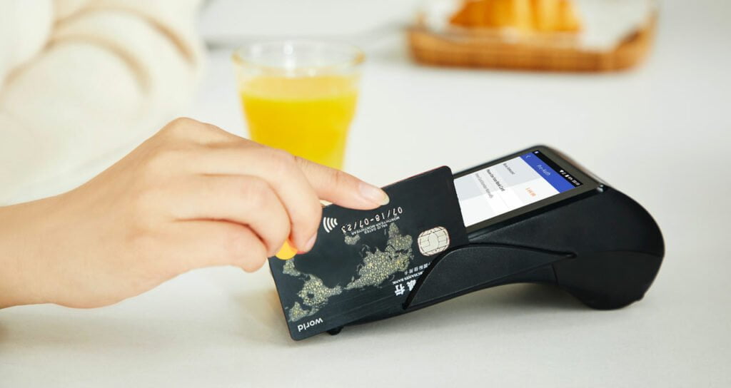 pessoa pagando compras com cartão pré-pago