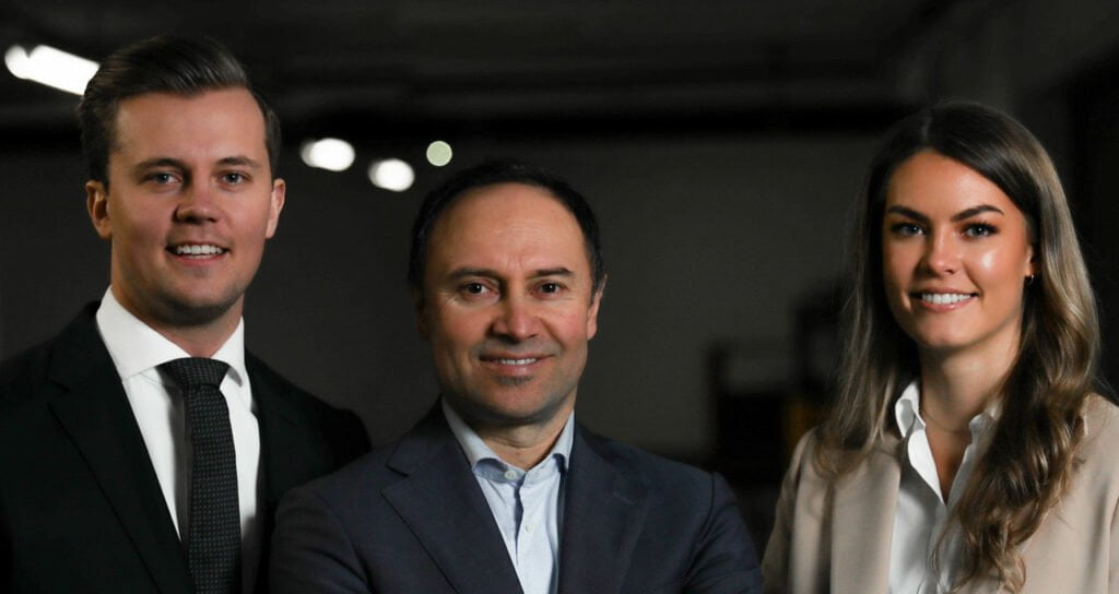 dois homens e uma mulher profissionais de empresa