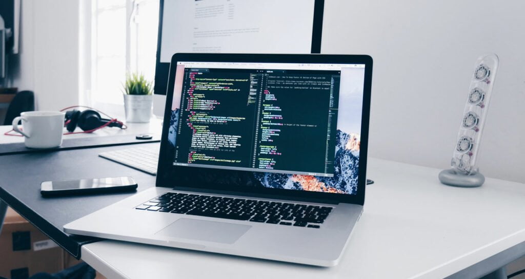 computador com sistema para entender como escolher cartão pré-pago para empresa