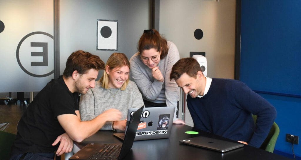 equipe motivada de trabalho analisando computador