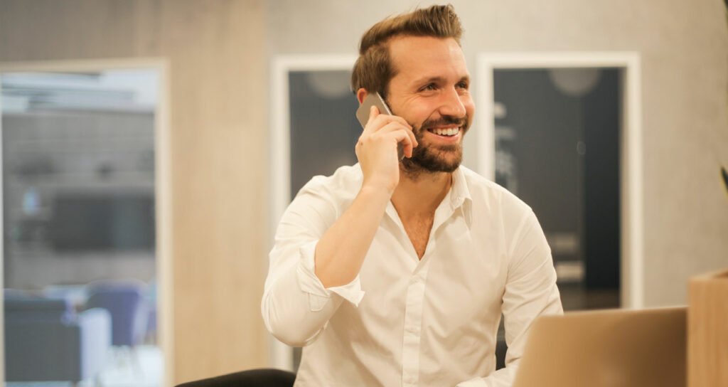 homem ao telefone adquirindo um cartão pré-pago corporativo