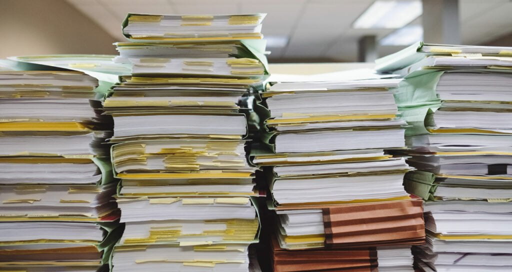 documentos e pastas representando a burocracia do sistema