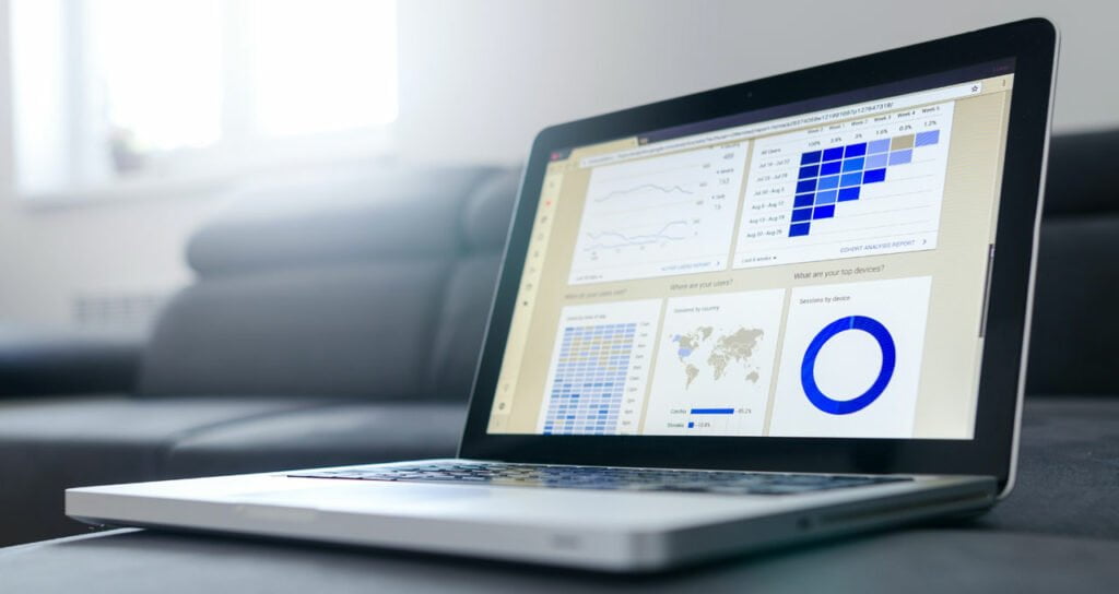 notebook com gráficos de controle o cartão pré-pago corporativo