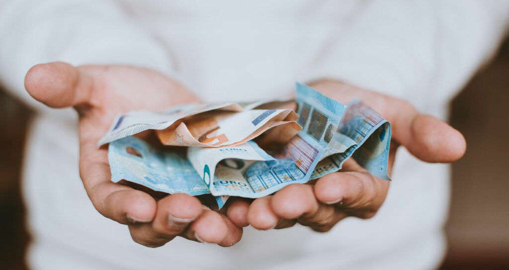 trabalhador prestando contas para a empresa