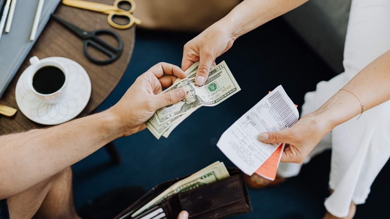 Pagando ajuda de custo para colaborador.