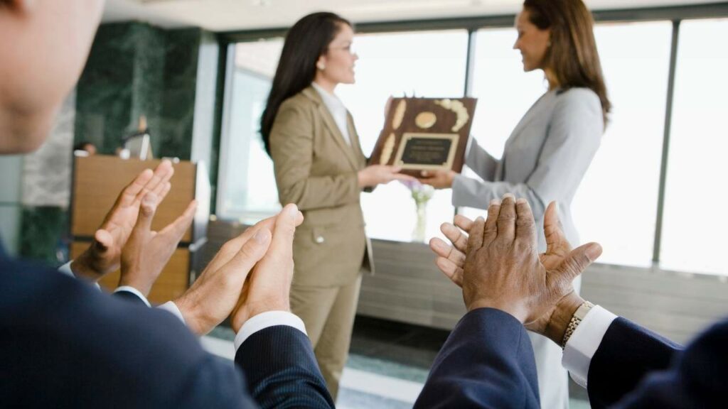 Colaboradora recebendo prêmio da campanha de premiação.