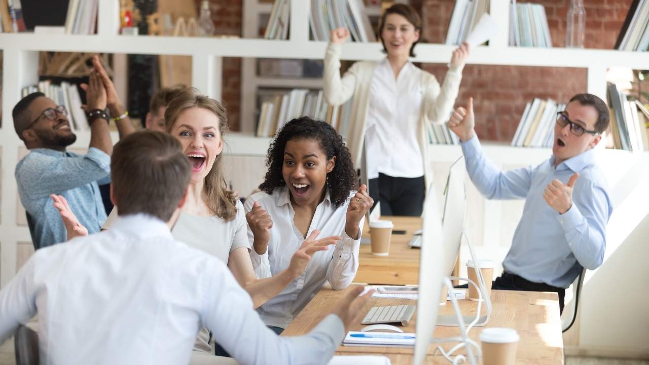 Colaboradores felizes comemorando a premiação.