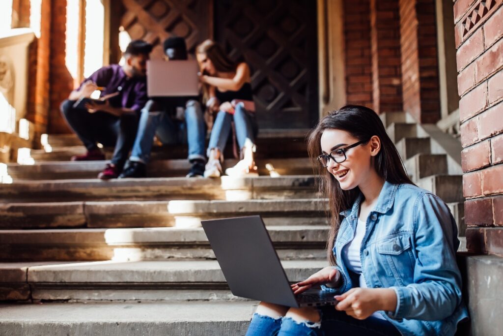 estudante universitária em uma escada