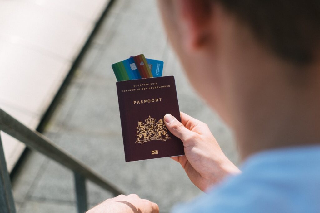 homem segurando um passaporte