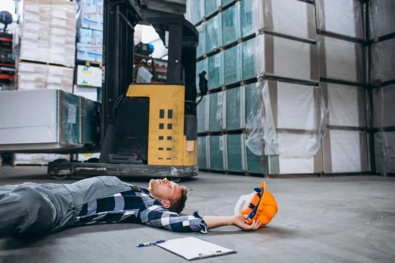 homem sofrendo acidente no trabalho