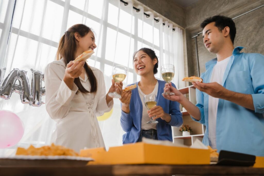 funcionários comemorando aniversário em um evento da empresa