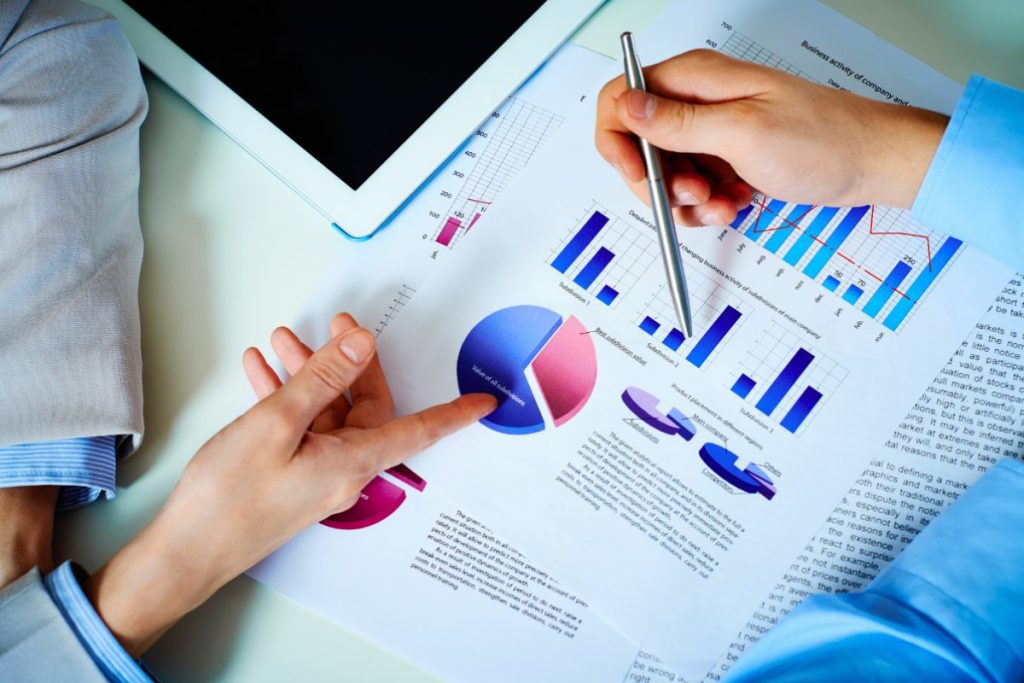 pessoas analisando resultados