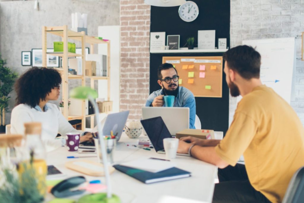colaboradores de startup conversando
