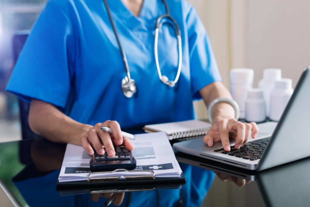 MÉDICO NO CONSULTÓRIO