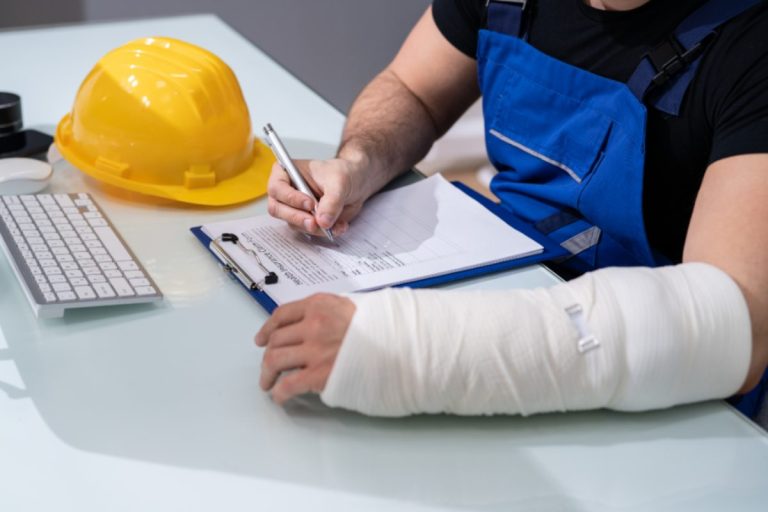 funcionário assinando termo de despesas médicas
